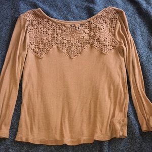Quarter- length sleeved top